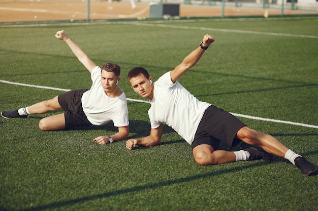 Training des gutaussehenden Mannes in einem Sommerpark