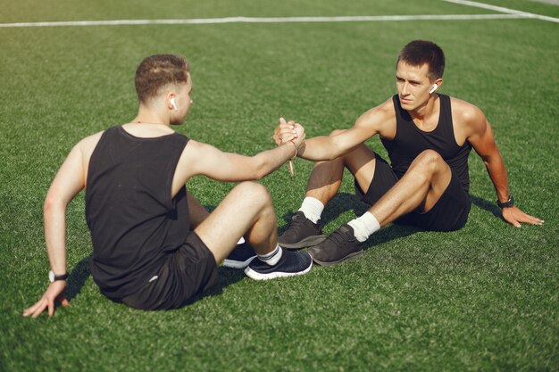 Training des gutaussehenden Mannes in einem Sommerpark