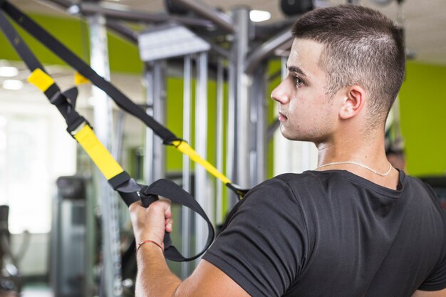 Kostenloses Foto training des jungen mannes in der turnhalle