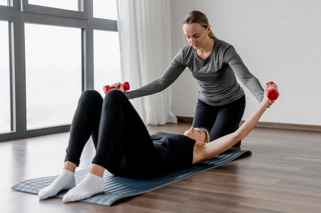 Training mit Personal Trainer Armübungen