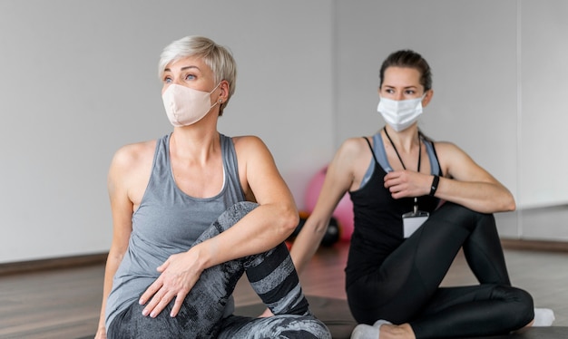 Kostenloses Foto training mit personal trainer mit masken