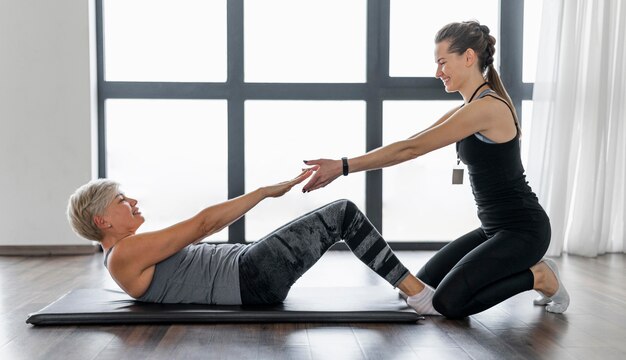 Training mit Seitenansicht Crunches des Personal Trainers