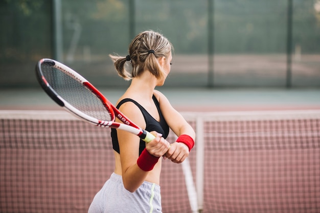 Trainingsklasse der jungen frau für tennis