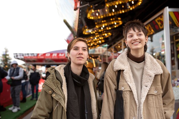 Kostenloses Foto trans-paare verbringen zeit miteinander