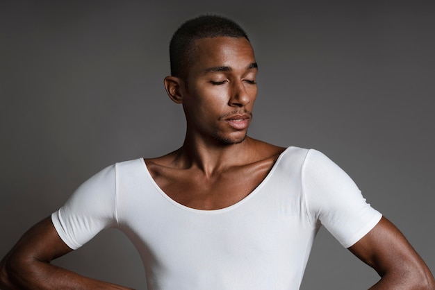 Kostenloses Foto transgender mit mittlerer aufnahme posiert in weißem hemd