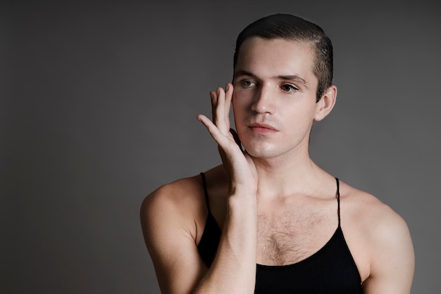 Kostenloses Foto transgender-posing mit mittlerer aufnahme