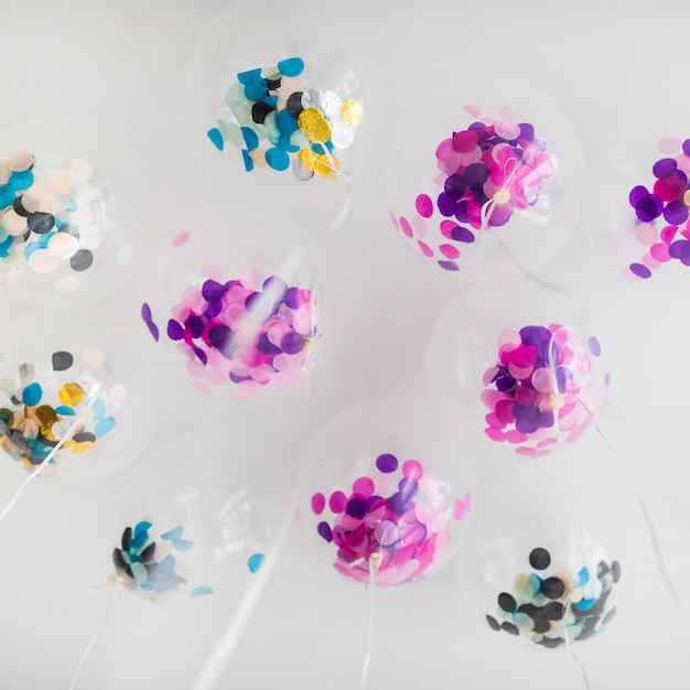 Kostenloses Foto transparente ballons von unten mit konfetti nach innen
