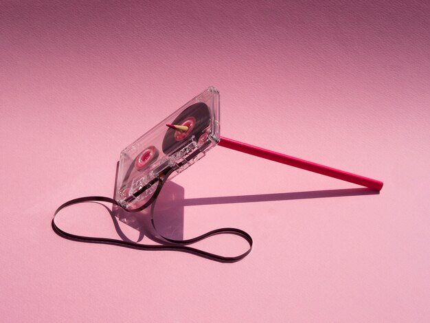 Transparente kaputte Kassette im Rampenlicht