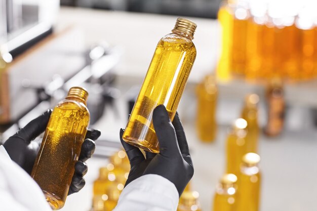 Transparente Plastikflaschen mit gelber Substanz gefüllt