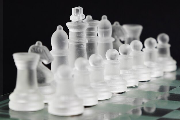 Transparente Schachfiguren an Bord