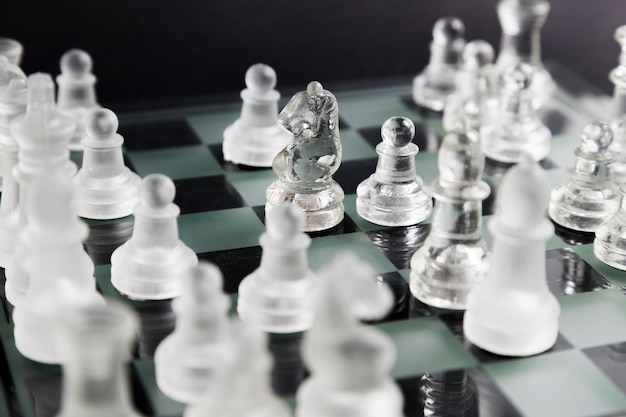 Kostenloses Foto transparente schachfiguren an bord