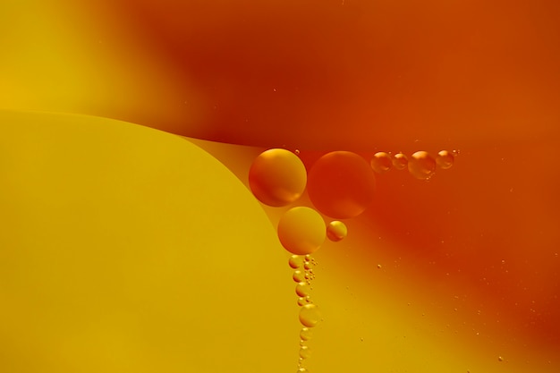 Kostenloses Foto transparente tröpfchen auf wässrigem orange hintergrund