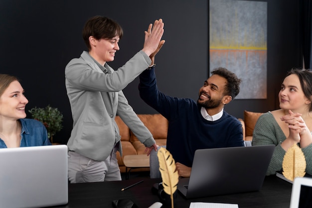 Kostenloses Foto transperson, die mit kollegen im büro arbeitet