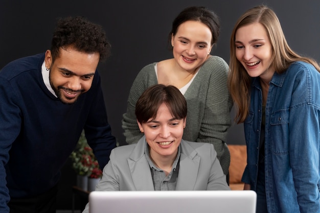 Transperson, die mit Kollegen im Büro arbeitet