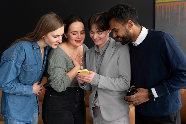 Kostenloses Foto transperson, die mit kollegen im büro arbeitet