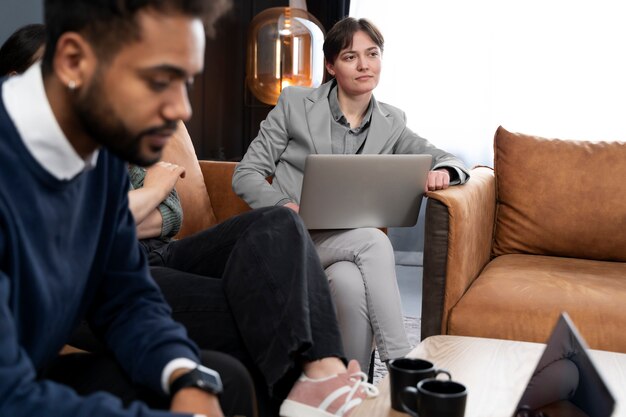 Transperson, die mit Kollegen im Büro arbeitet