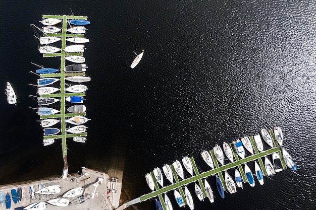 Transportkonzept mit Booten im Hafen