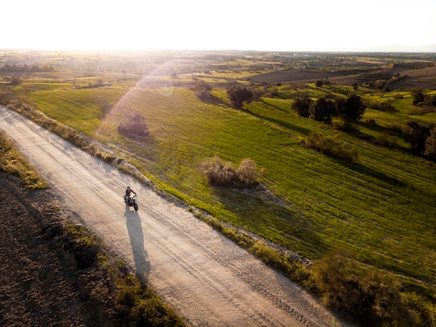 Transportkonzept mit Mann, der Motorrad fährt