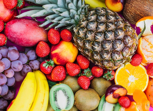 Kostenloses Foto trauben; erdbeeren; ananas; kiwi; aprikose; banane und ganze ananas