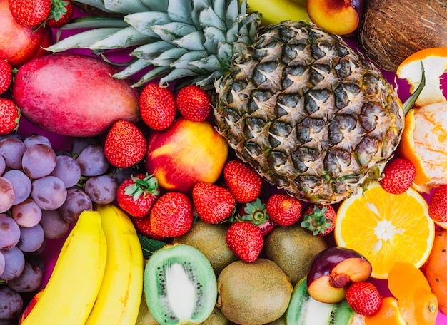 Trauben; Erdbeeren; Ananas; Kiwi; Aprikose; Banane und ganze Ananas