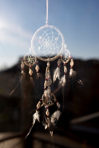 Kostenloses Foto traumfänger hängen im fenster