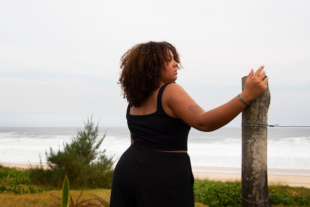 Kostenloses Foto traurige frau am meer