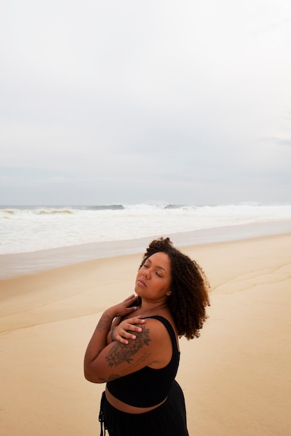 Kostenloses Foto traurige frau am meer