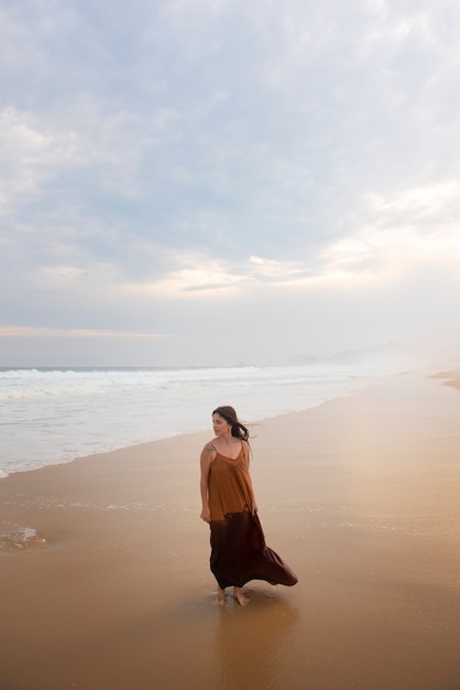 Kostenloses Foto traurige frau am meer