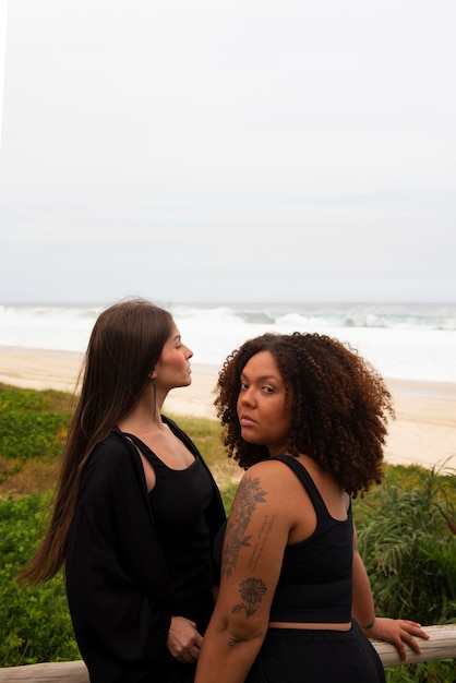 Kostenloses Foto traurige frauen am meer