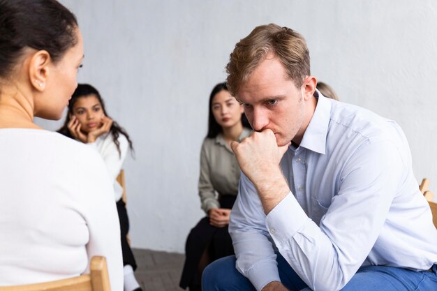 Trauriger Mann bei einer Gruppentherapiesitzung