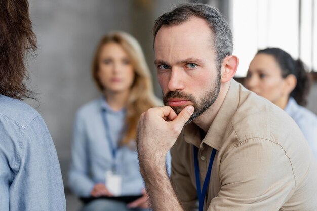 Trauriger Mann in der Therapie hautnah