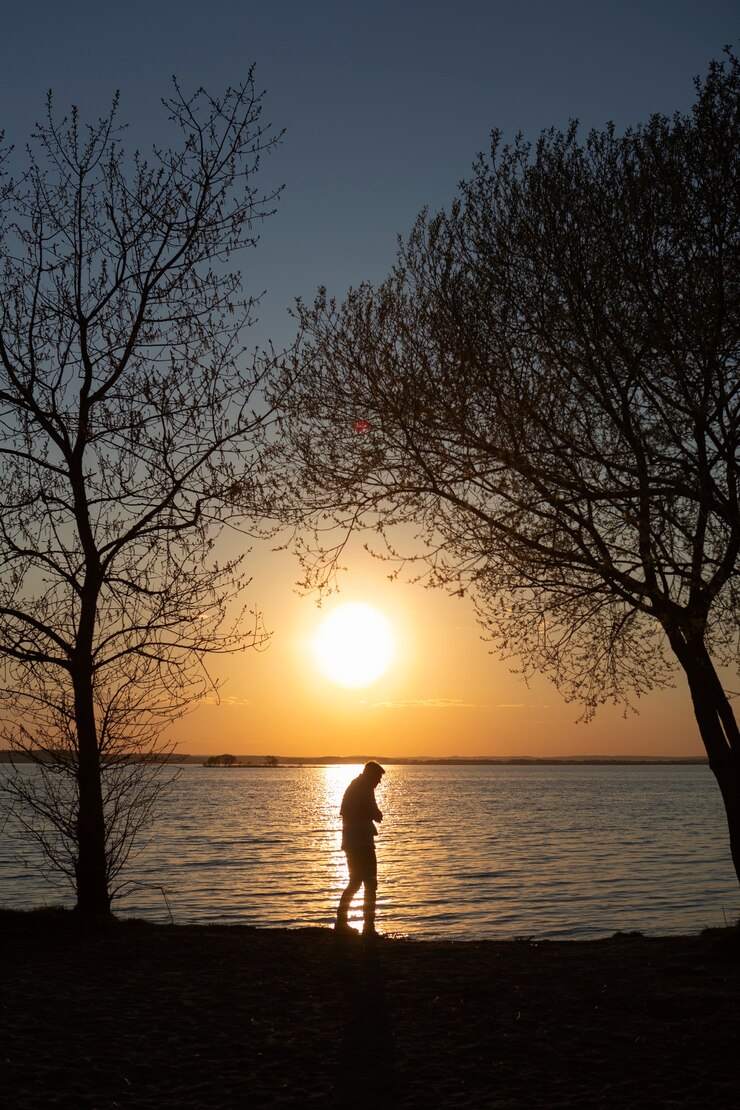 Kostenlose Foto trauriger und nachdenklicher mensch in der nähe des sees