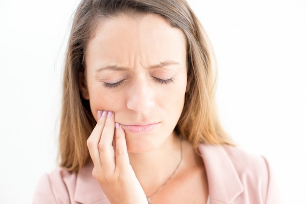 Trauriges Gesicht der jungen Geschäftsfrau mit Zahnschmerzen