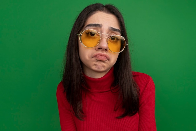 Trauriges junges hübsches kaukasisches Mädchen mit Sonnenbrille