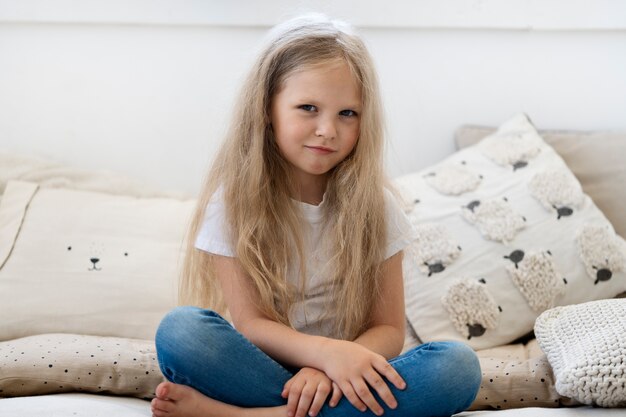 Trauriges Mädchen der Vorderansicht mit Läusen auf Couch