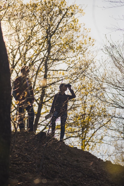 Traveller mit Karte und Fernglas