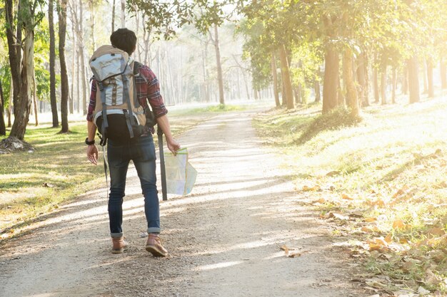 Traveller mit Rucksack entspannend im Freien.