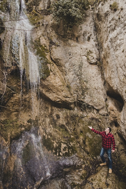 Traveller neben einem Wasserfall