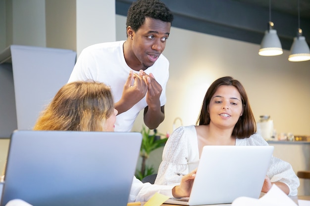 Treffen des Designteams und Diskussion über das Projekt