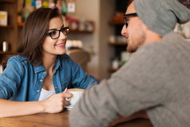 Treffen eines glücklichen Paares im Café