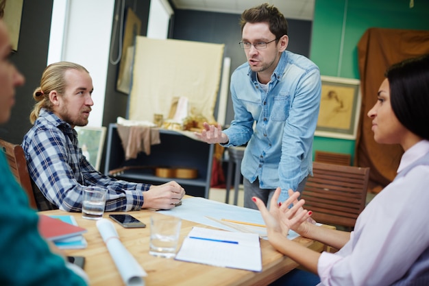 Team demonstriert gemeinsame Arbeitsmoral bei Brainstorming-Session