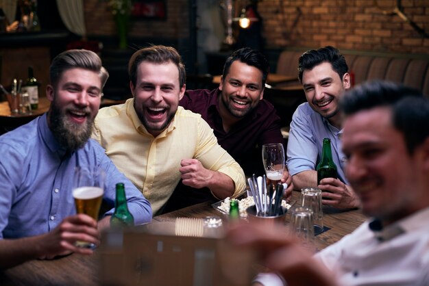 Treffen mit einer Gruppe von Freunden in der Kneipe