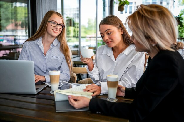 Treffen zur Arbeit mit Kaffeebehandlung