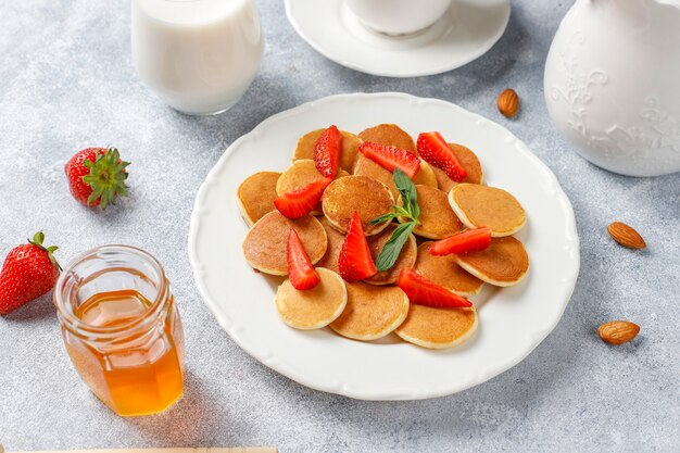 Trendy Food - Mini-Pfannkuchen-Müsli. Haufen Getreidepfannkuchen mit Beeren