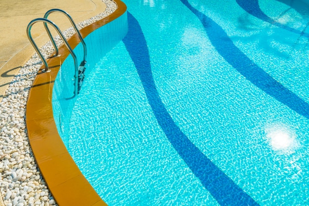 Treppe um Schwimmbad in Hotel und Resort