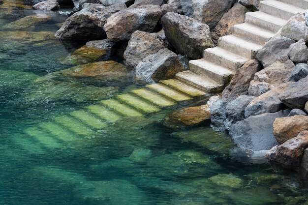 Treppen in Wasser und Felsen von mutriku