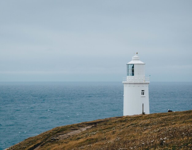 Trevose Head Lighthouse in England mit einem schönen Blick auf einen Ozean