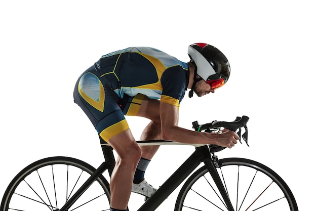 Kostenloses Foto triathlon männlicher athlet fahrradtraining isoliert auf weiß
