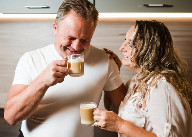 Trinkender Kaffee der älteren Paare zusammen