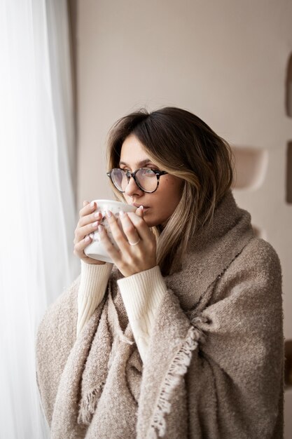 Trinkender Kaffee der mittleren Schussfrau